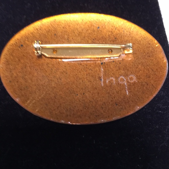 Vintage signed Inga enamel on brass pin brooch - Picture 4 of 5